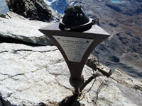 Dettaglio placca commemorativa in vetta